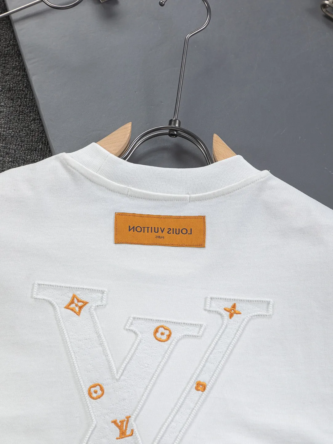 🅿️190 Louis Vuitton 1V LV micro-wide version S-XL LV 26ss New product counters are on the shelves at the same time Multiple craftsmanship Three-dimensional hollow gold dot letters embroidery on the chest🪡logo Large logo embroidery on the back hollow gold dot letters🪡logo Short-sleeved T-shirt Round neck short-sleeved T-shirt, the same style for men and women! Consigned to one-to-one creation. Synchronized with the official website, pure cotton fabrics at the counter! It is close to the skin and comfortable, durable and easy to wear. It has a classic and simple logo design and meticulous original craftsmanship. Short-sleeves, a must-have item for men, do not appear to be the same for the general public, but must be unique and eye-catching. This LV short-sleeve is all about quality, comfort, the same shape and fashion as always, including fabrics and cutting techniques. All of them have been made with great effort! 320 grams of washed pure cotton fabric, pure cotton is breathable, very refreshing and comfortable for daily wear. The rib knitting on the neckline is smooth and tight, and the neckline will not be skewed if you toss it at will. The loose version, you will find that it looks really good on the upper body. The overall is minimalist and neat, super versatile for daily use! Pair it casually with a pair of pants for a youthful look. A T-shirt will make your outfit crazy. It is a fashionable item that can never go wrong! Color: Black White Pink Size: S-XL Size chart: S: Shoulder width 50-Bust 56-Length 70 M: Shoulder width 52-Bust 57-Length 72 L: Shoulder width 54-Bust 59-Length 74 XL: Shoulder width 56-Bust 62-Length 76